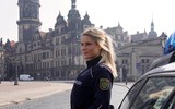 [ẢNH] Nữ cảnh sát quyến rũ nhất buộc phải lựa chọn đồng phục hay bikini